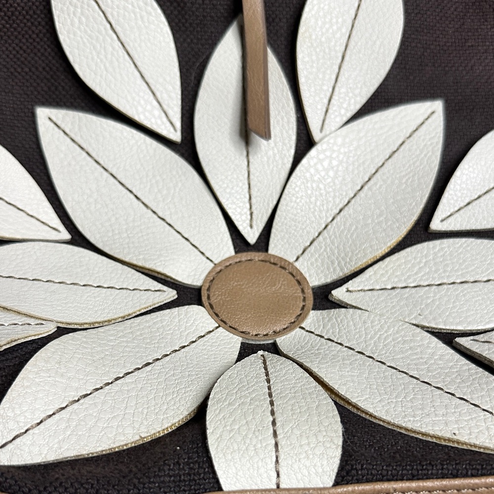 Relic “Sophia” Tan and Cream Floral Tote with double zipper w/ interior pockets - Picture 4 of 10